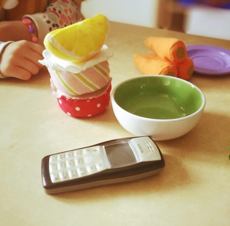 lasten leikkien astioita ja vanha puhelin