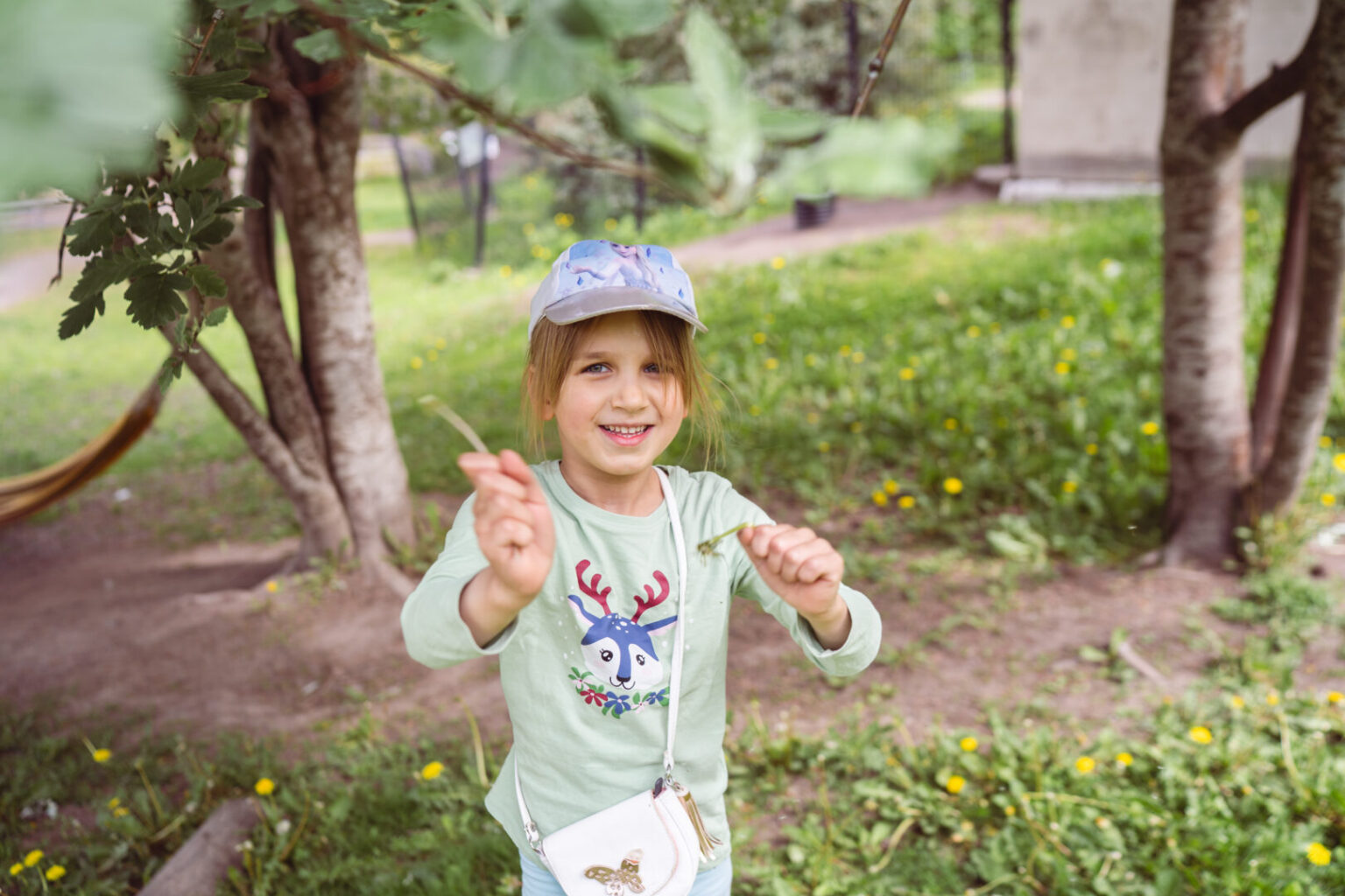 Lapsi päiväkodin kesäisessä pihassa